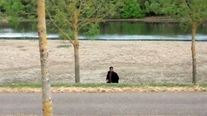 Un homme imite parfaitement le tapis roulant