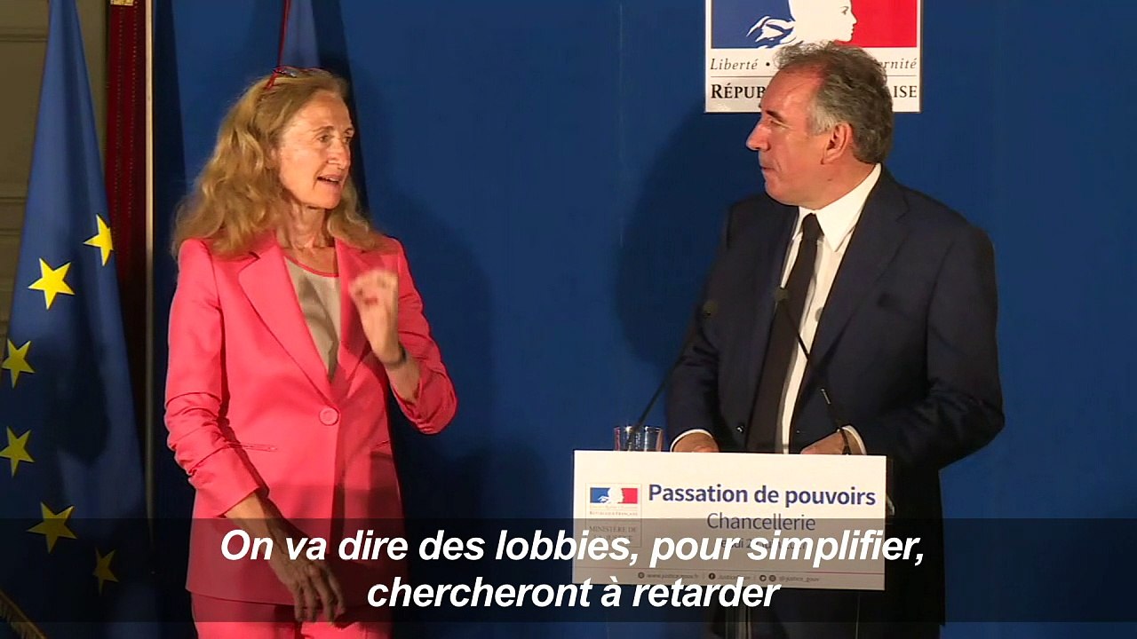 Passation: Bayrou met en garde Belloubet contre les "lobbys"