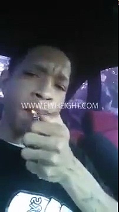 Il fume un joint devant des officiers de police
