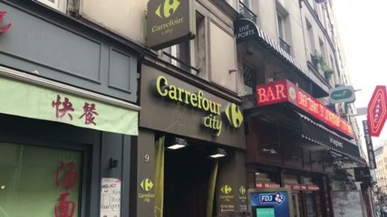 Un homme énervé dans un Carrefour City à cause des frigos en panne (Paris)