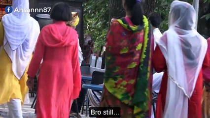 پاکستان میں جب ایک سیکھ نے اپنے گردوارے کے لیے چندہ ما نگا تو لوگوں نے اس کے ساتھ کیا کیا ویڈیو دیکھیں