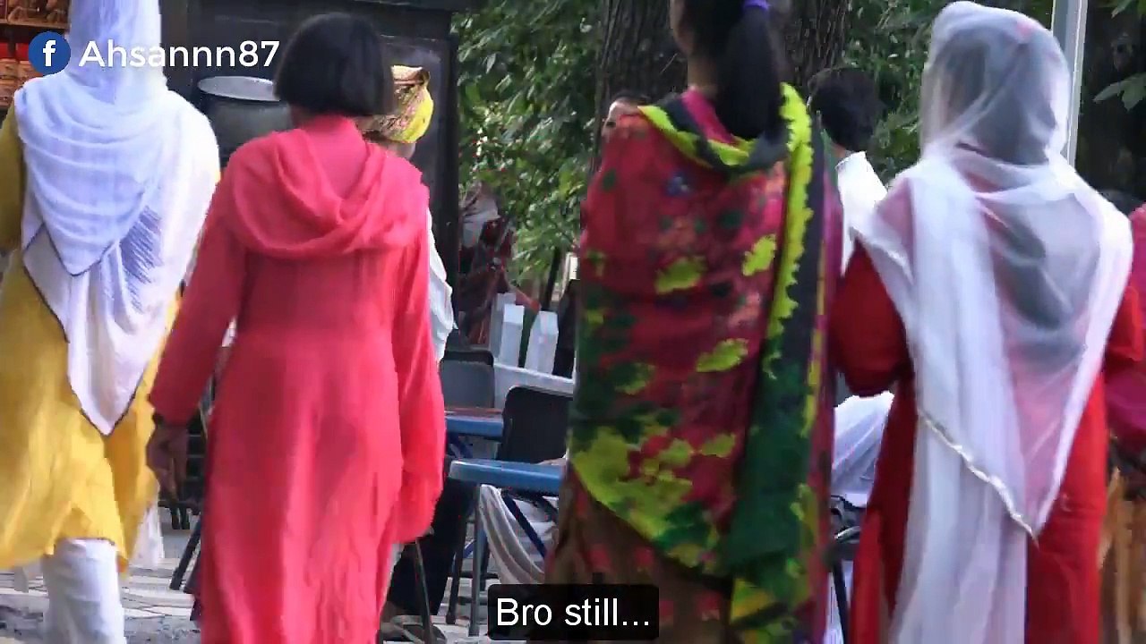 پاکستان میں جب ایک سیکھ نے اپنے گردوارے کے لیے چندہ ما نگا تو لوگوں نے اس کے ساتھ کیا کیا ویڈیو دیکھیں