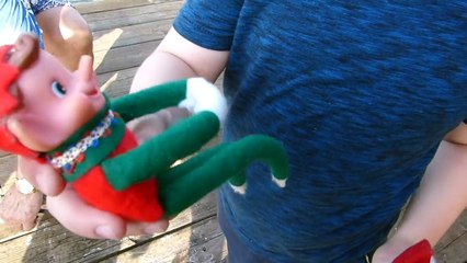 Elf on the Shelf: Vacay to the lake!