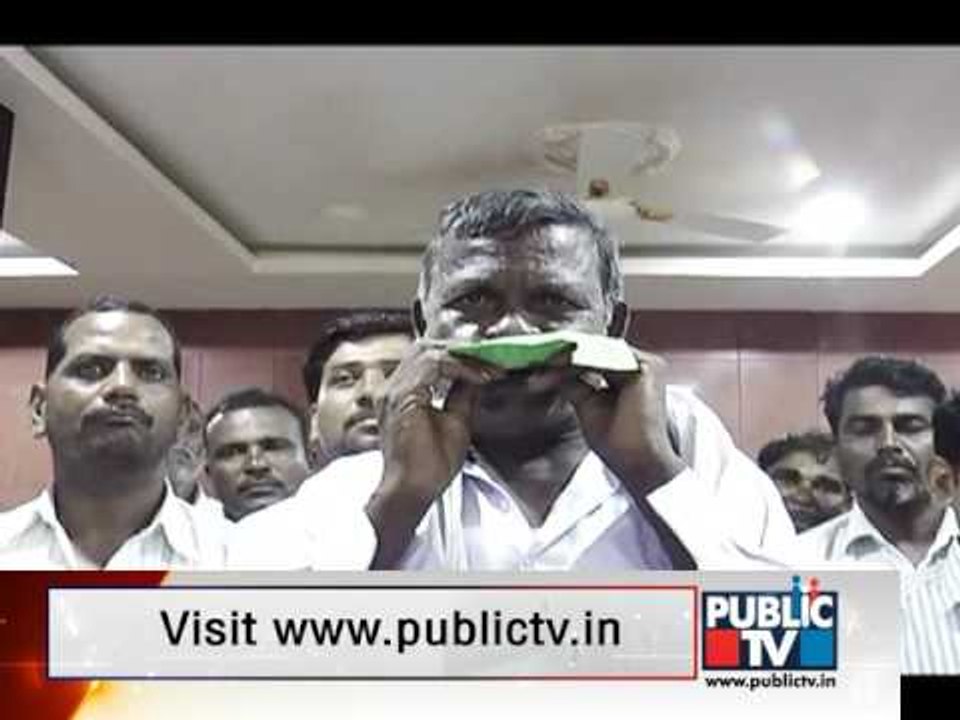 Artist from Bidar plays National Anthem with Banyan leaf