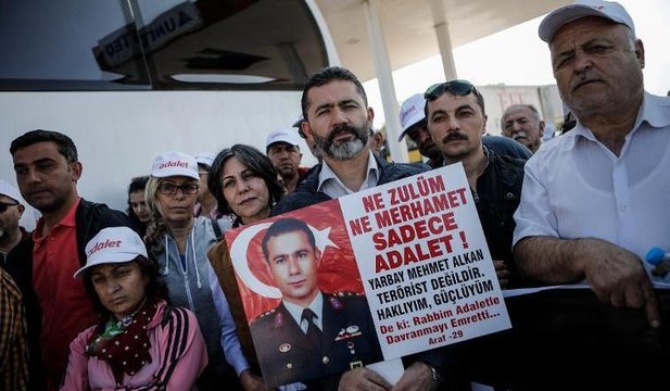 Kardeşi şehit olan yarbay Mehmet Alkan da Adalet Yürüyüşü'ne katıldı