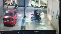 Un motard fait l'idiot dans une station de lavage et ça se termine mal pour lui...