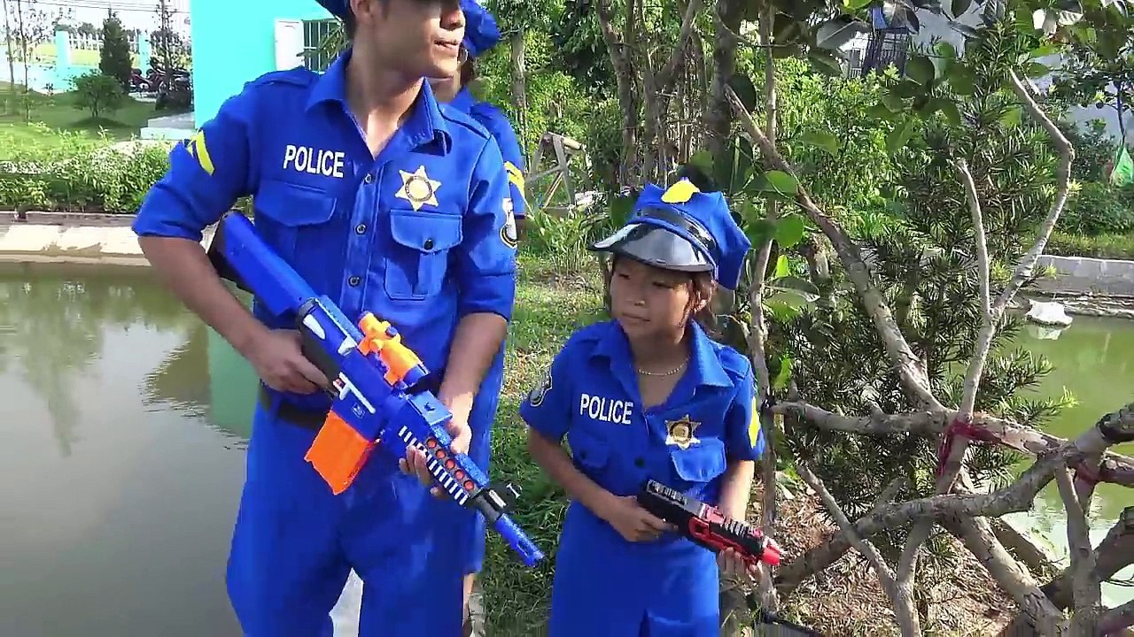 Thief losing Clothes Baby Police Chase shoot! Moto Racing Car disney Surprise Eggs Toys fo