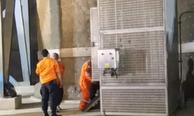 Tim SAR Evakuasi 7 Orang yang Terjebak Cerobong Asap