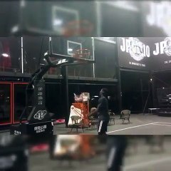 "بوجبا" نجم مانشيستر يونايتد يستعرض مهاراته في كرة السلة