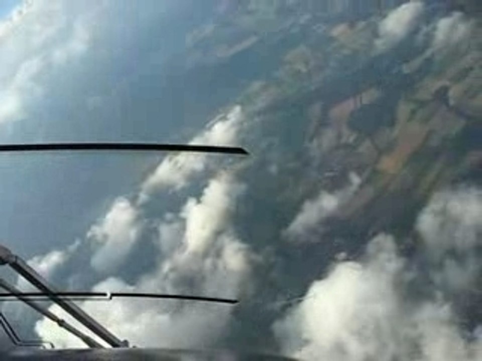VIDEO: Fliegen über den Wolken