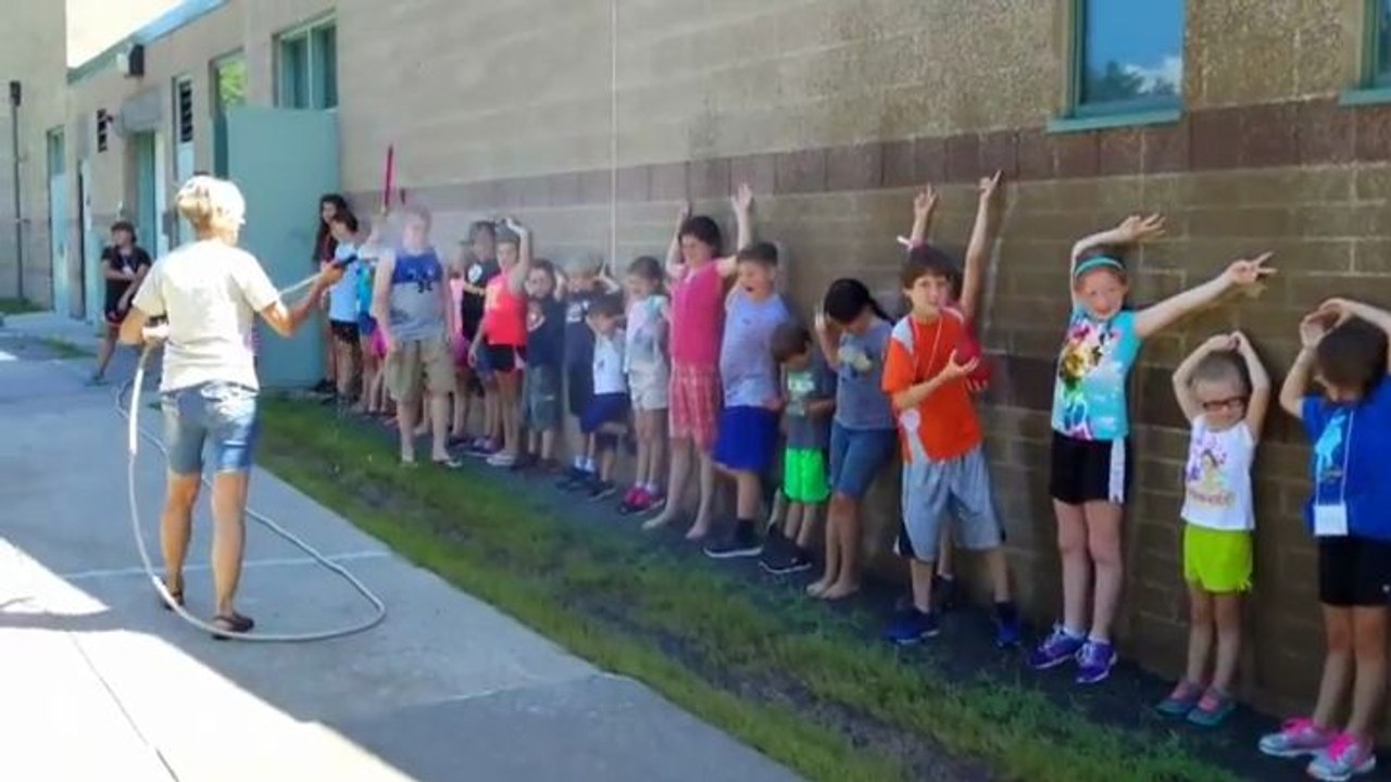 De l'art éphémère sur un mur avec de l'eau