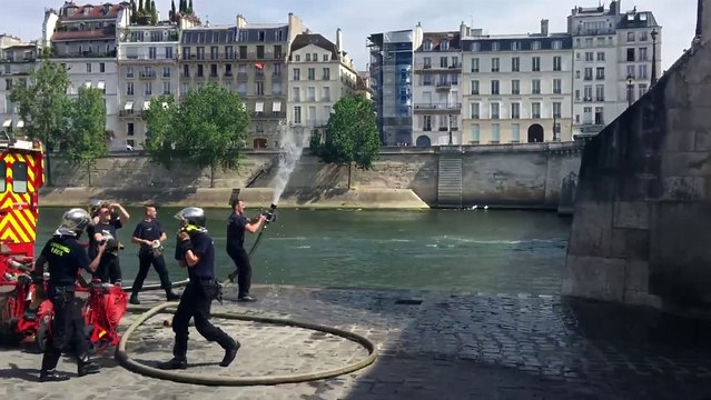 Ces pompiers ont une solution très efficace pour rafraîchir les passants en pleine canicule