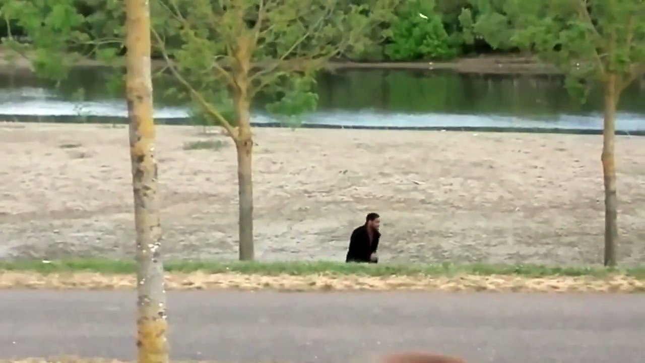 Il arrive à nous faire croire qu'il est sur un tapis roulant