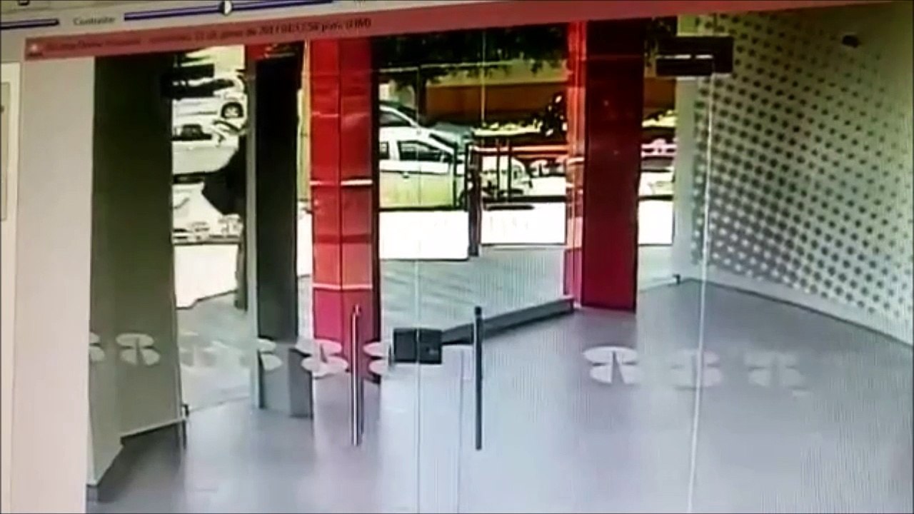Cet employé de banque va fermer la porte pile au bon moment et éviter le braquage
