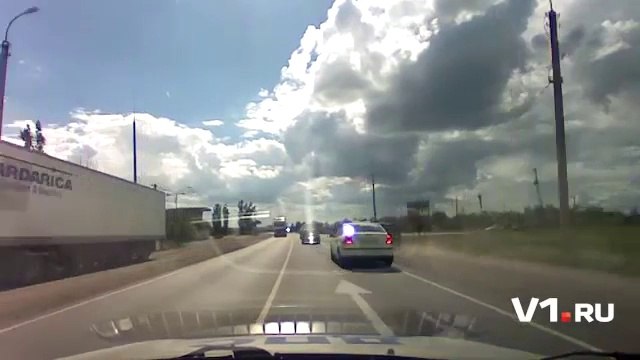 Ce policier va etre touché par balle alors qu'il poursuit des braqueurs