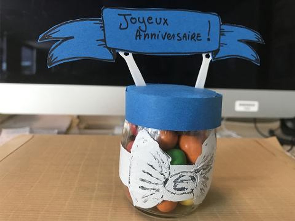 Transformer un pot de yaourt en surprise d'anniversaire