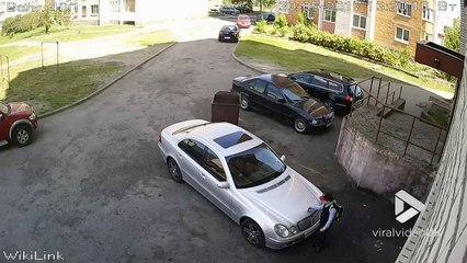 Ce gamin arrache le sigle mercedes d'une voiture... Bienvenue en Russie !