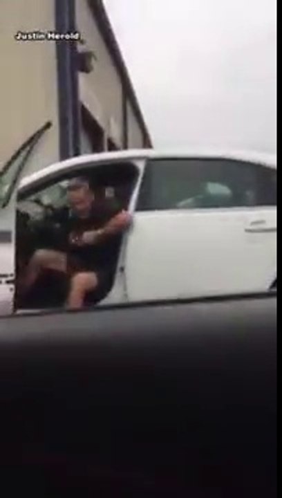 Ce mec se fait passer pour un flic et arrête un conducteur !