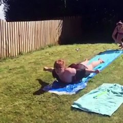 Glisser sur une bâche juste derrière sa copine n'est pas une bonne idée !