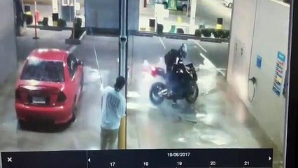 Quand un motard s'amuse à faire un burn dans une station de lavage et se crash !