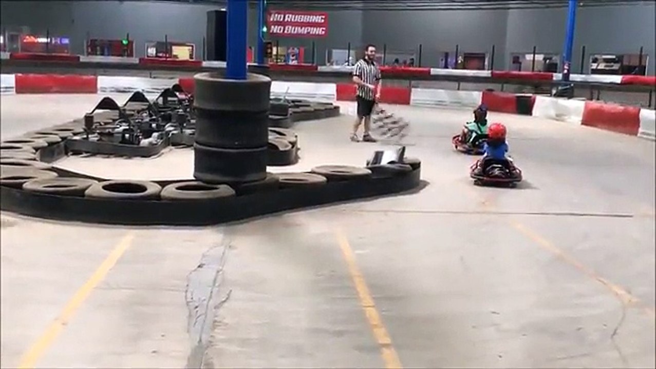 Un jeune enfant sur un Go-Kart tourne hors de contrôle