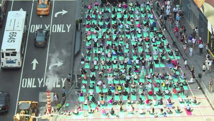 Thousands of yogis search for serenity in Times Square