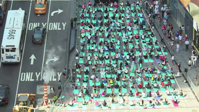 Thousands of yogis search for serenity in Times Square