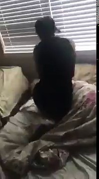 Une nana grille sa meilleure pote en train de dormir nue avec son mec, en rentrant plut tôt chez elle