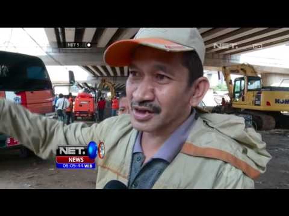 Puluhan Petugas Bersihkan Puluhan Ton Sampah di Jembatan Lama Kalibata - NET5