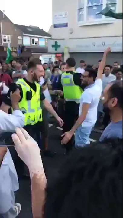 England Police Dancing with Pakistani and celebrating Pakistan's Victory