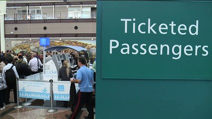 Descargar video: New Mom Says TSA Officers Dumped Her Breast Milk at Denver Airport