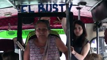 نشرة إخبارية في حافلة لنقل الأزمة الفنزويلية