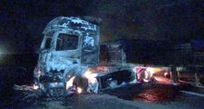 PKK'lı Teröristler Tunceli'de Yol Kesip, Kömür Yüklü TIR'ı Ateşe Verdi