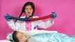 BAD BABY BLOODY EAR! Doc McStuffins FROZEN ELSA Gross Surgery Needle Checkup FIDGET SPINNE