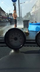 Des jeunes du 93 installent une piscine au milieu de la route pendant la canicule