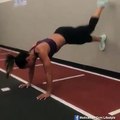 Cette prof de fitness fait des exercices très très difficiles... A vous!