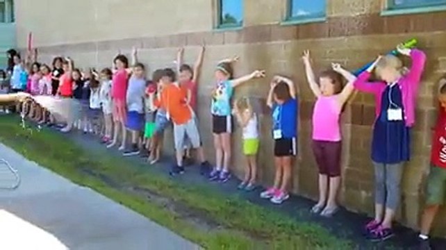 Art éphémère avec des enfants contre un mur en pleine canicule... Marrant