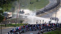 دود و آتش در خیابانهای کاراکاس، معترض ۲۲ کشته شد