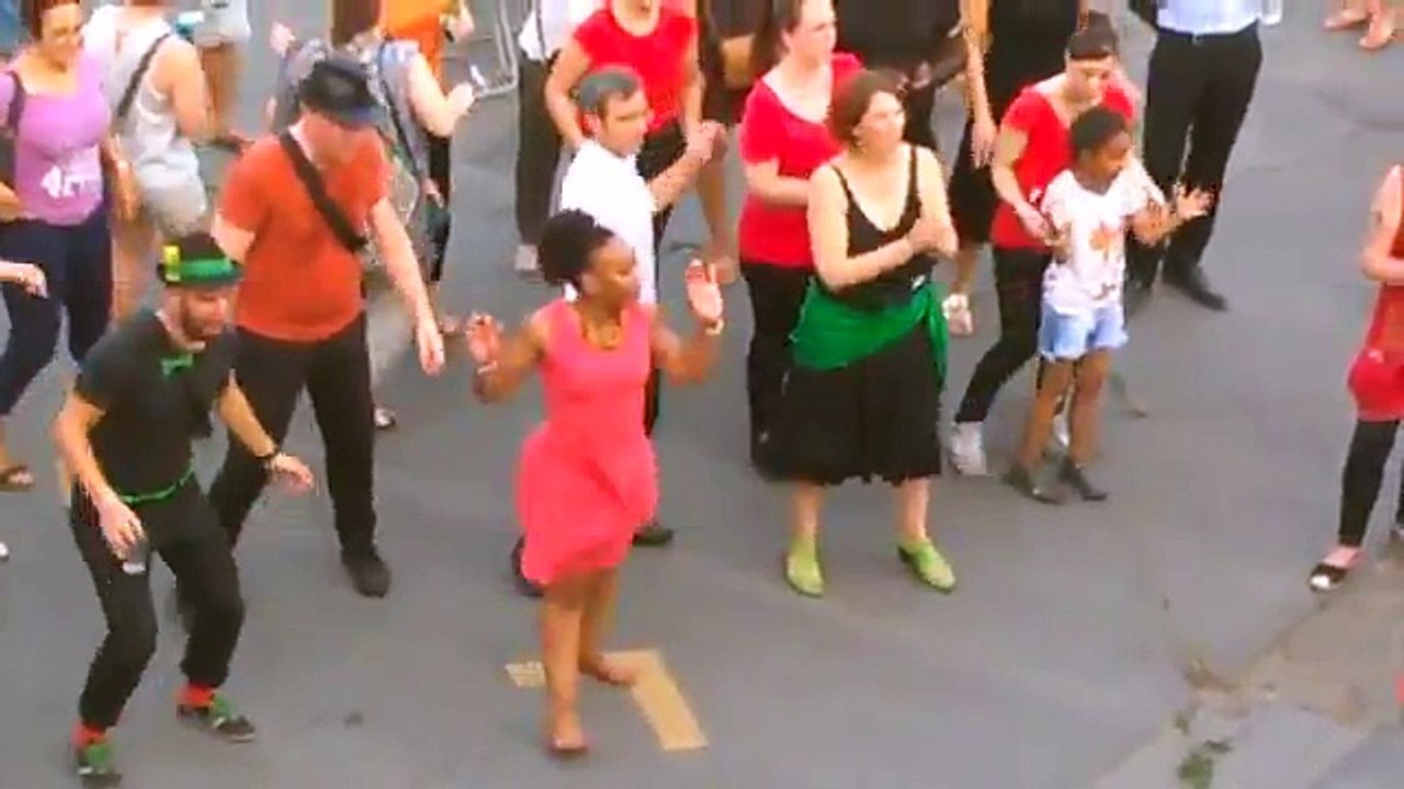 David Pujadas se déhanche à la fête de la musique