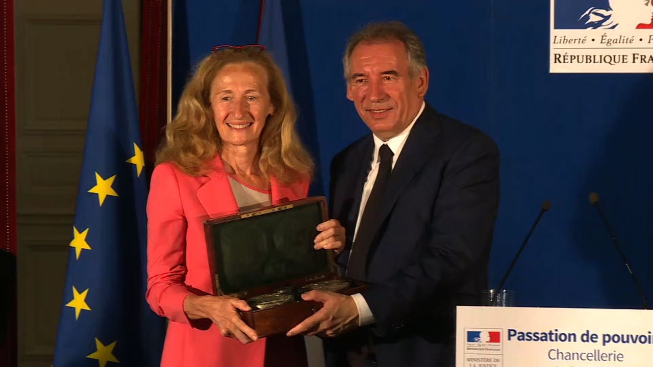 Passation: Bayrou met en garde Belloubet contre les "lobbys"