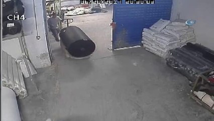 Deri Fabrikasındaki Yangında İşçiler Canlarını Böyle Kurtardı