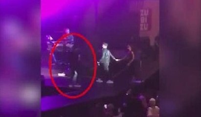 Kenan Doğulu sahneden düştü