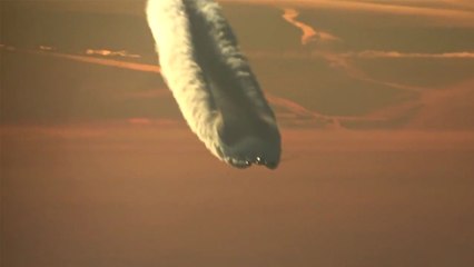 Un pilote filme le chemtrail d'un avion de ligne qu'il croise