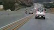 Accident spectaculaire en Californie entre une moto et une voiture