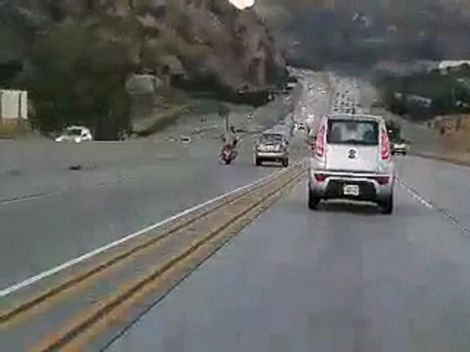 Accident spectaculaire en Californie entre une moto et une voiture