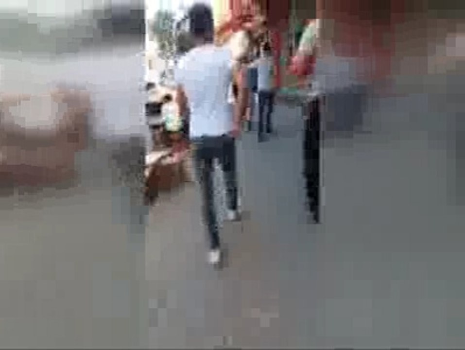 ETEK GİYDİRİP SOKAKTA DOLAŞTIRDILAR
