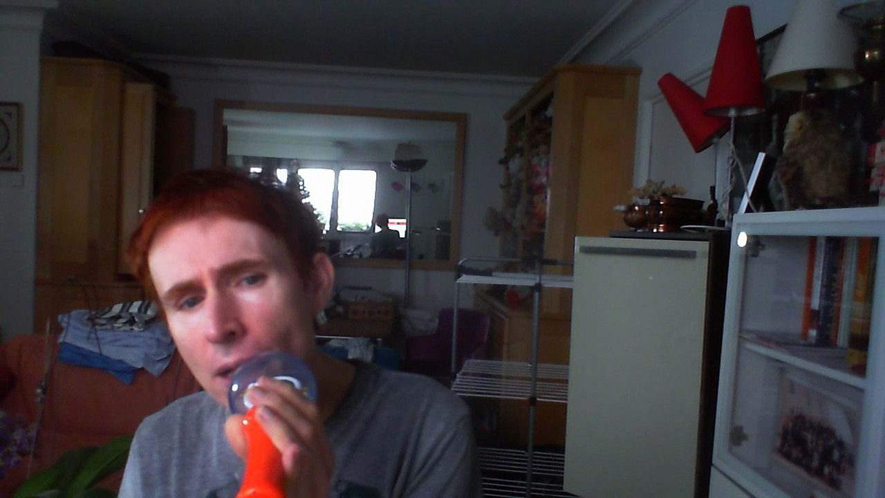 Wiwi égratigne "don't wanna be your girl" de Wet