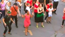 David Pujadas filmé en train de danser comme un fou pendant la Fête de la Musique !