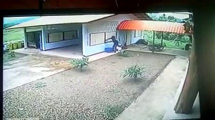 Un cambrioleur de compète ! (il casse la fenétre alors que le garrage etait grand ouvert) !