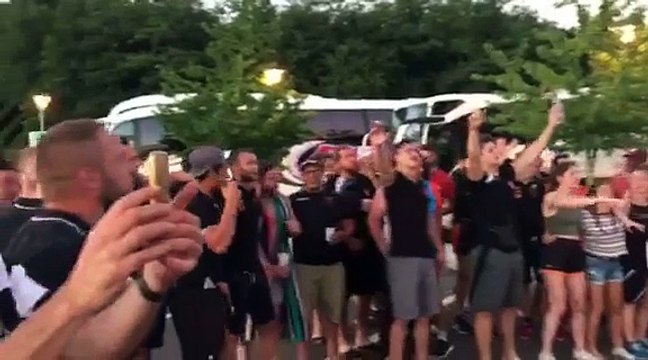 Supporters et joueurs d'Orsay se retrouvent sur une aire d'autoroute